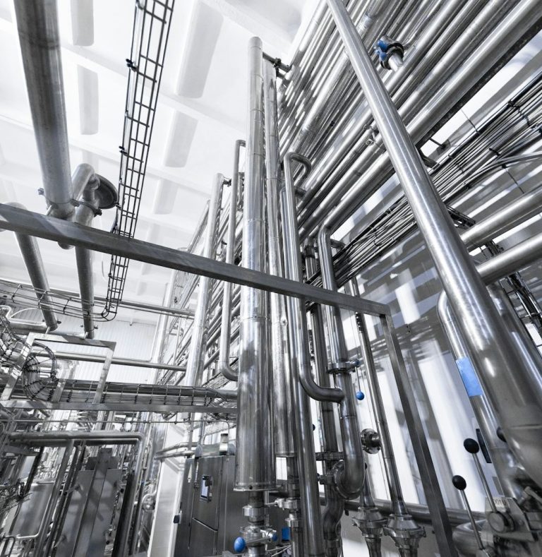 Gewerbliche Wärmeanlage und Energieleitungen